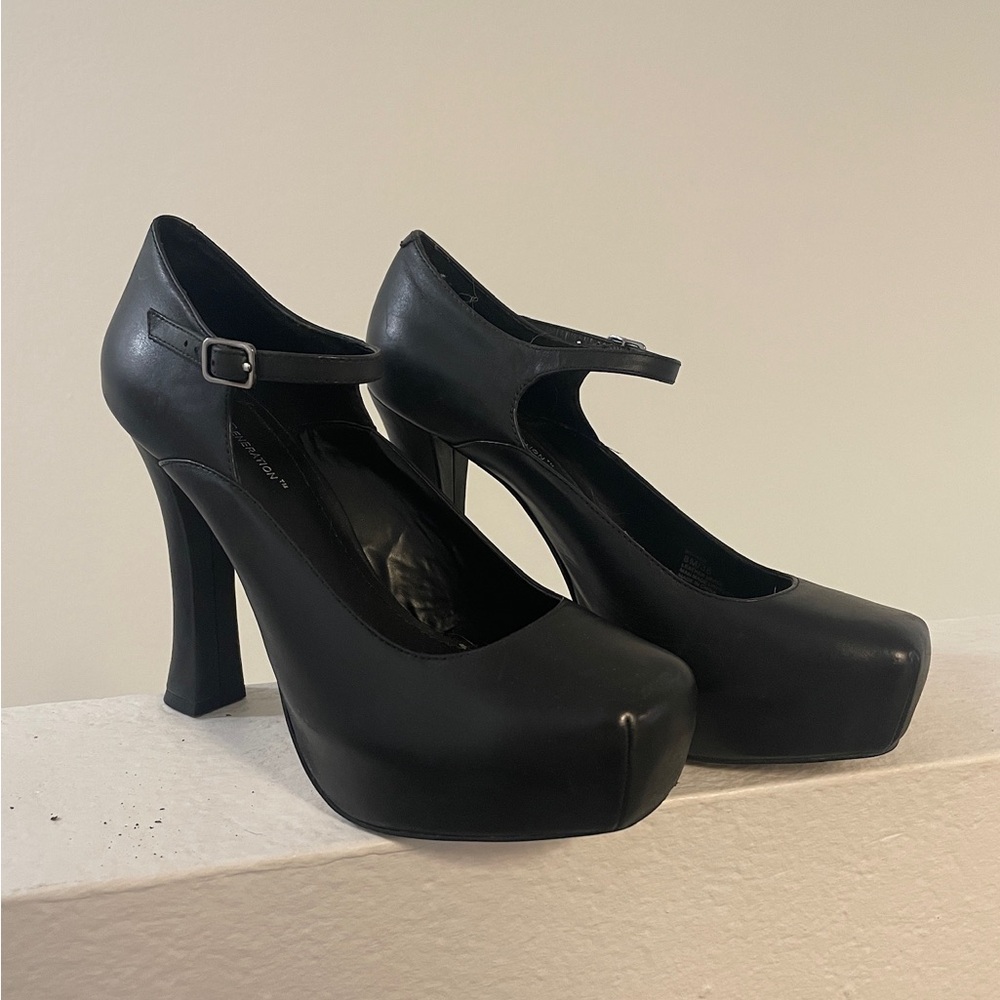 BCBGeneration Mary Jane Pumps / High Heels
